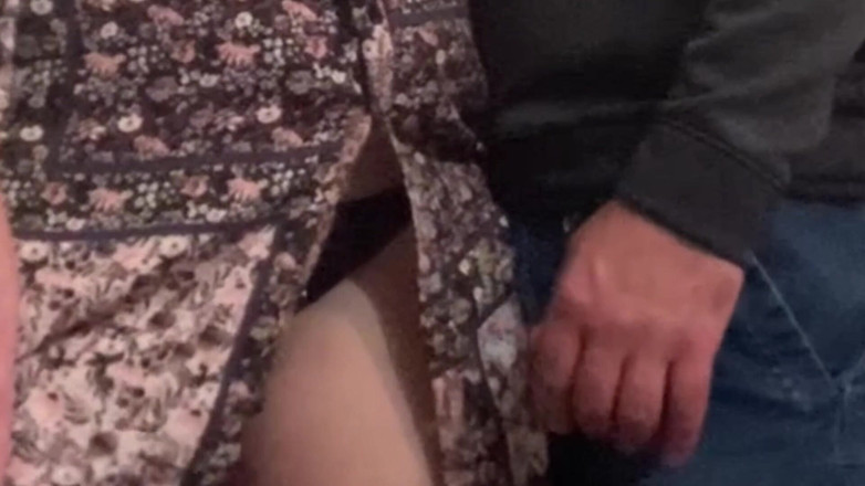 PriyaNaavya: Pleurage!!! Un inconnu me caresse la chatte dans le train