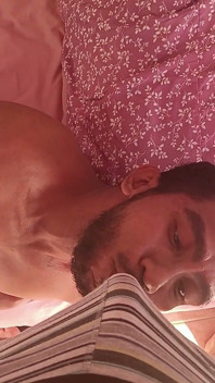 Bodybuilder Verehren, Sitzen Und Auf Ihn Kommen