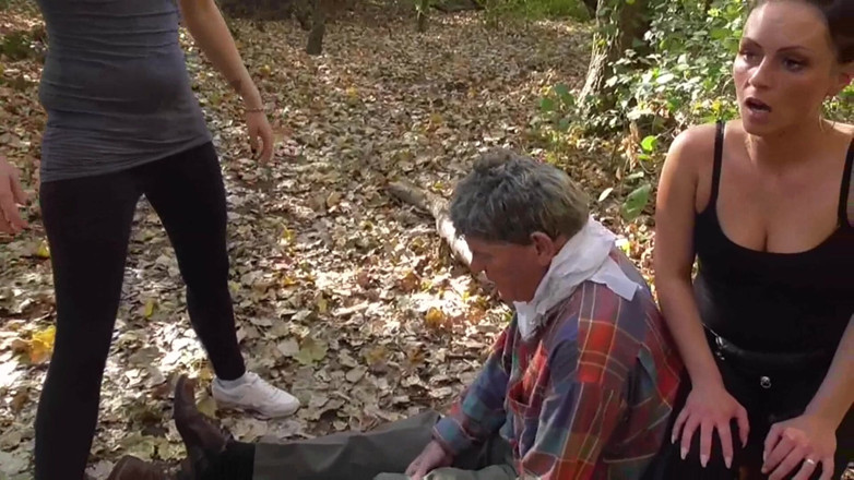 Femdom Austria: Sofocar al viejo esclavo en el bosque