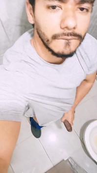 Brincando com meu pau no banheiro do meu vizinho