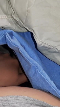 Tres estudiantes universitarias se masturban debajo de la manta para evitar ser atrapados