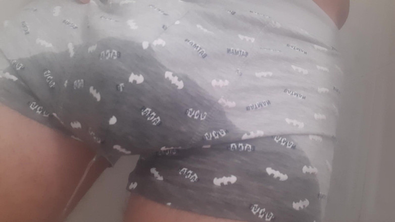 Pissmen: Badkamer Pissen In Onderbroek