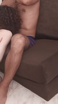 Hrál jsem na gauči a ona mě rozptýlila nejlepším způsobem (celé video)