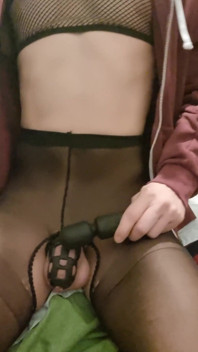 Femboy伸展他的小洞