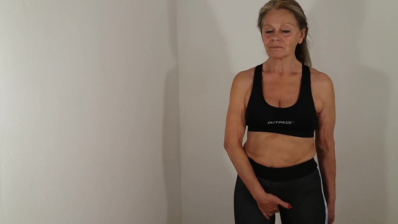 martinawest: Geile Oma Trägt String-tangas Und Leggings!