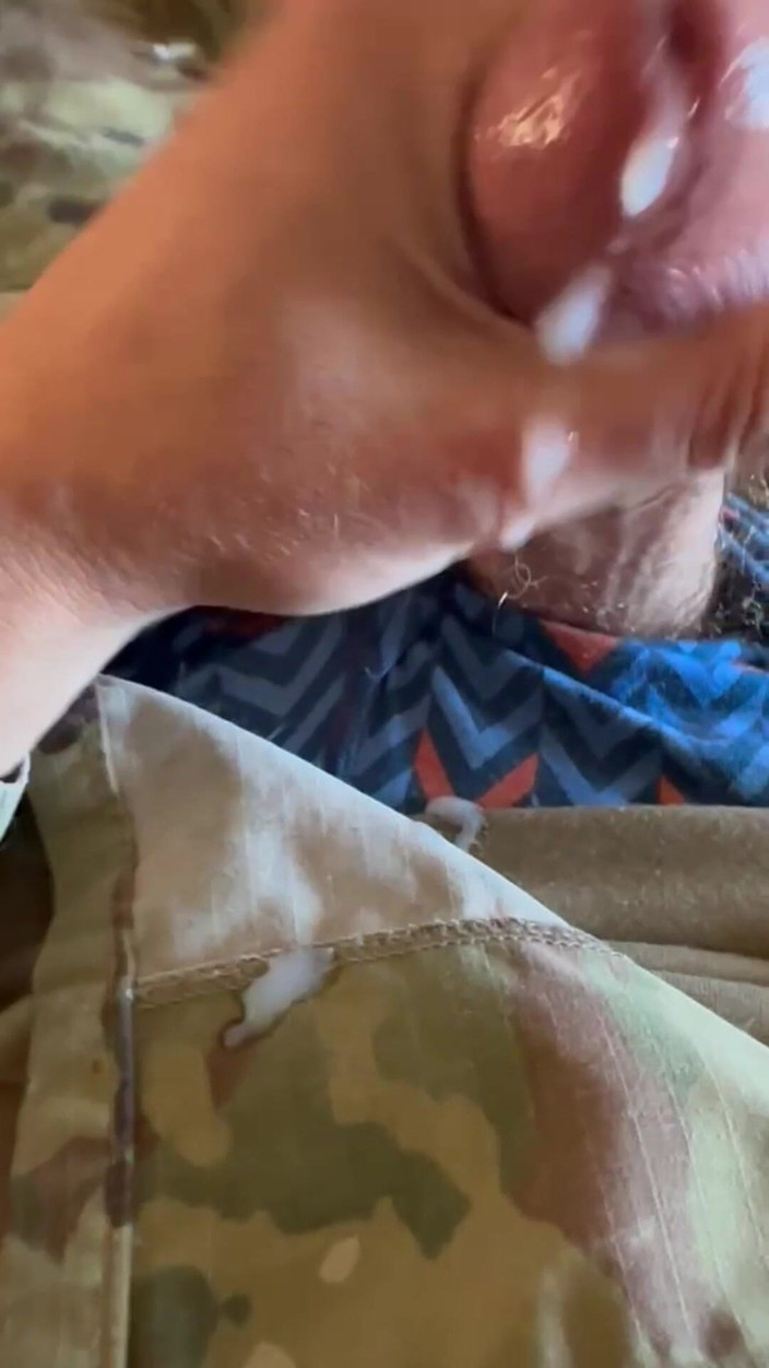 Gay Soldier Stuff: Aku lagi asik ngocok kontolku di meja sarge- aku crot...