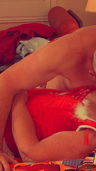 Babička Carmen Claus: Santův pryč, tak budu kouřit, šukat a sleigh Někdo pro creampie!