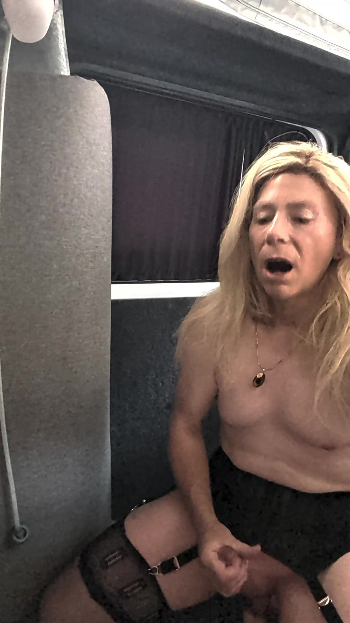 NikkiGee: Jazda Dildo na wakacjach