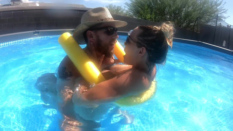 Mya Lane: Sexo arriscado na piscina fora de 9 meses de gravidez