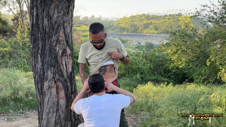Let them watch: Une latino bien monté se fait baiser en public sans...