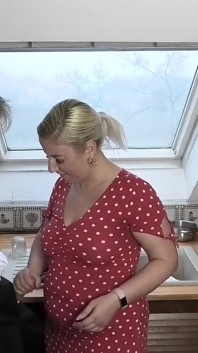 Sesso tedesco con una ragazza sexy con piccole tette naturali e capelli dorati che si fa scopare la figa da un cazzo gigante