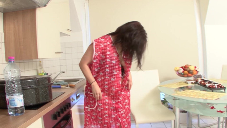 Homemade Market: Cette bombasse d’Allemagne joue avec sa chatte pendant un casting