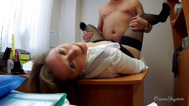 MILF Oxana: Puttana dell'ufficio