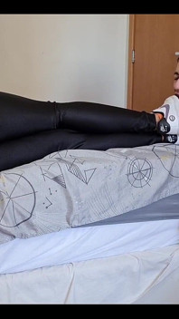 Bohyně Kiffa relaxuje v posteli