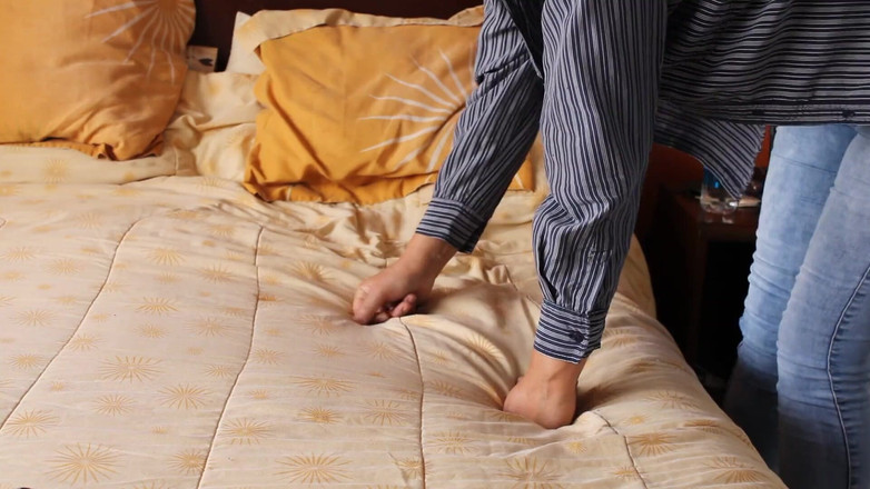 Ardientes69: 継息子がオナニーしているのを見つけ、ジーンズを履いたままお尻に射精させました