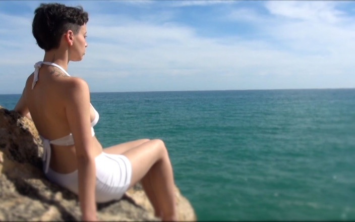 AltPorn4U: Monokromantik white