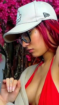 Latina dengan rambut merah dan rambut sempurna hanya mahu dikongkek dan meninggalkan air maninya pada badannya