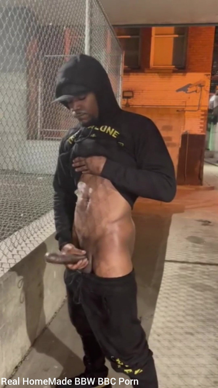 Big black cock BBCee: Aku lagi asik ngocok kontol besar pria kulit hitam sampai...