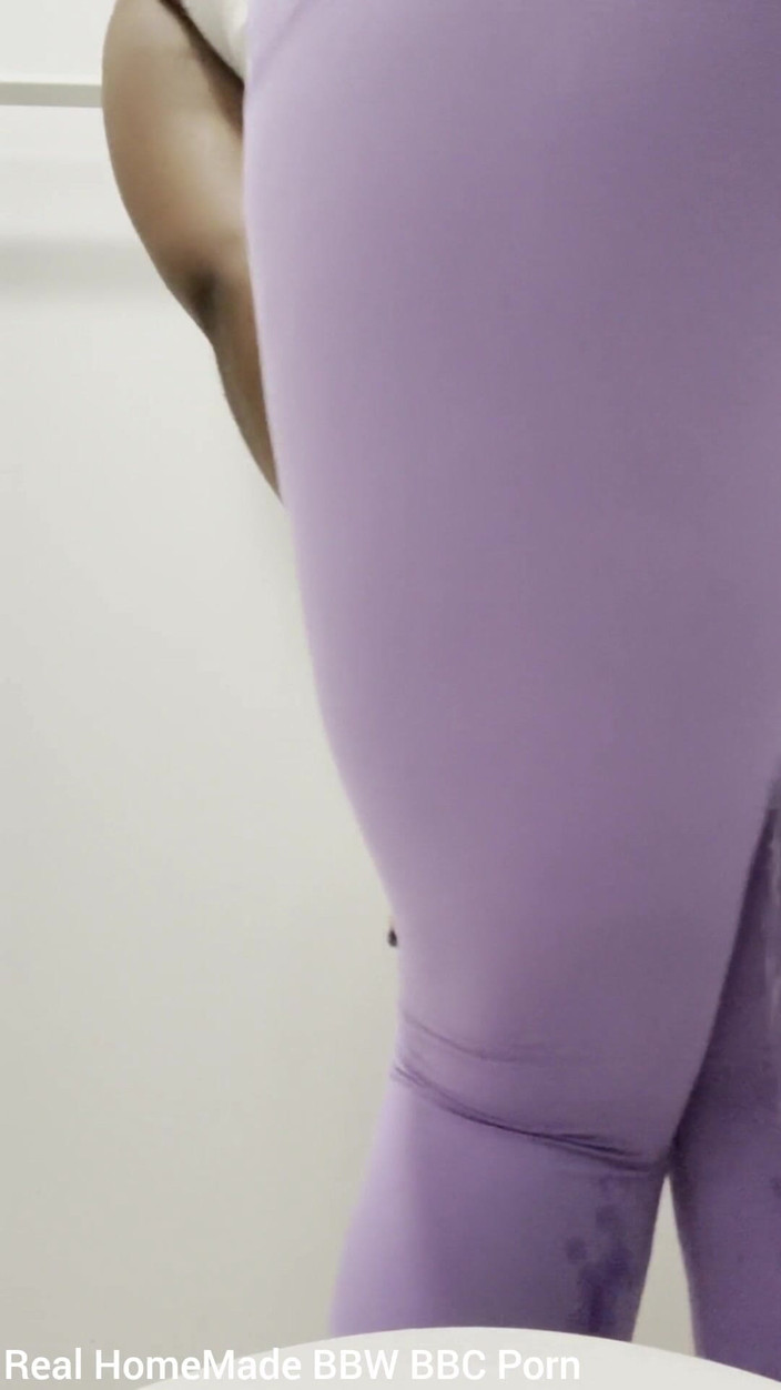 Super sexy ebony cuties: Mijando em meu eu em leggings roxas