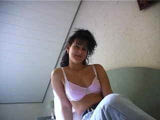 Lucky Wankerz: สาวผมสีน้ำตาลหน้าอกเล็กกำลังถูหีขนดกของตัวเอง