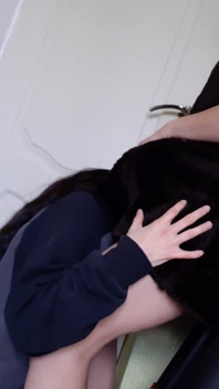 我的女朋友出差后甚至没有时间脱衣服，我立即跪在她面前