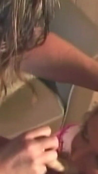 Onverzadigbare blonde milf neemt pik en dildo diep