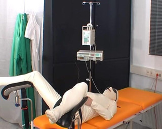 Rubber & Clinic Studio - 1ATOYS: ทาสยาง - ความฝันในคลินิก
