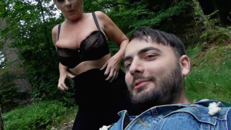 Deutschland porn: Німецька аматорська мамка з великими цицьками на відкритому повітрі трахається в сільській місцевості