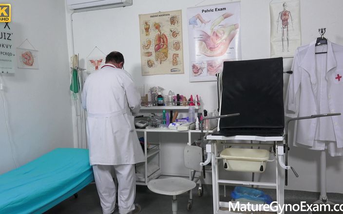Mature Gyno Exam: Đo nhiệt độ hậu môn của máy bay bà già nóng...