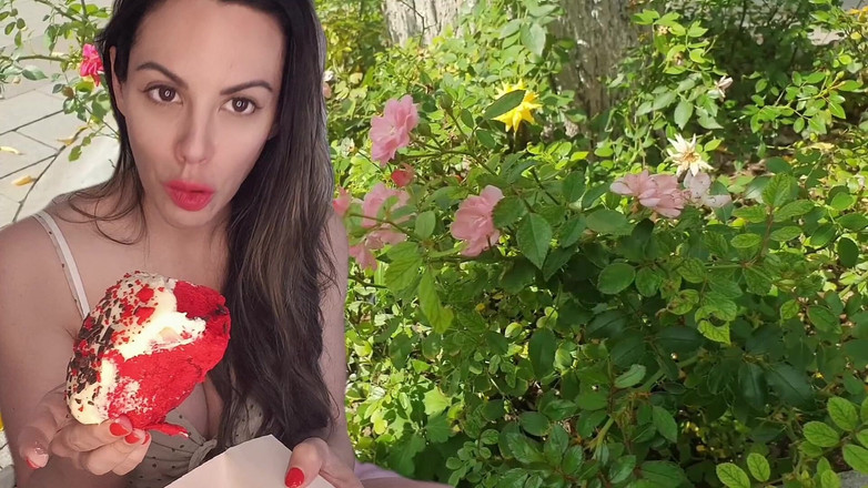 Annika Rain: Mẹ kế đối xử ngọt ngào