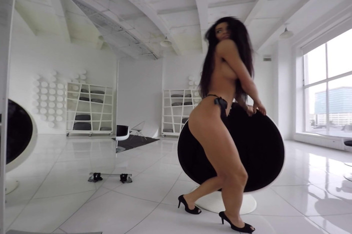 StasyQVR: Fit tetovaná brunetka Sexy striptýz