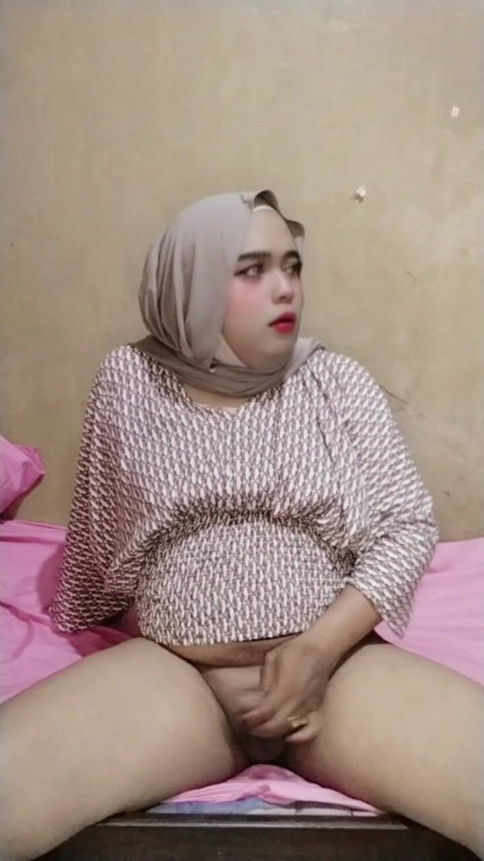 Ivvy Crossdresser: ฮิญาบแต่งตัวข้ามเพศ Ivvy รู้สึกเงี่ยนหลังจากผ่านไปหนึ่งเดือน จากนั้นเธอก็น้ําแตก