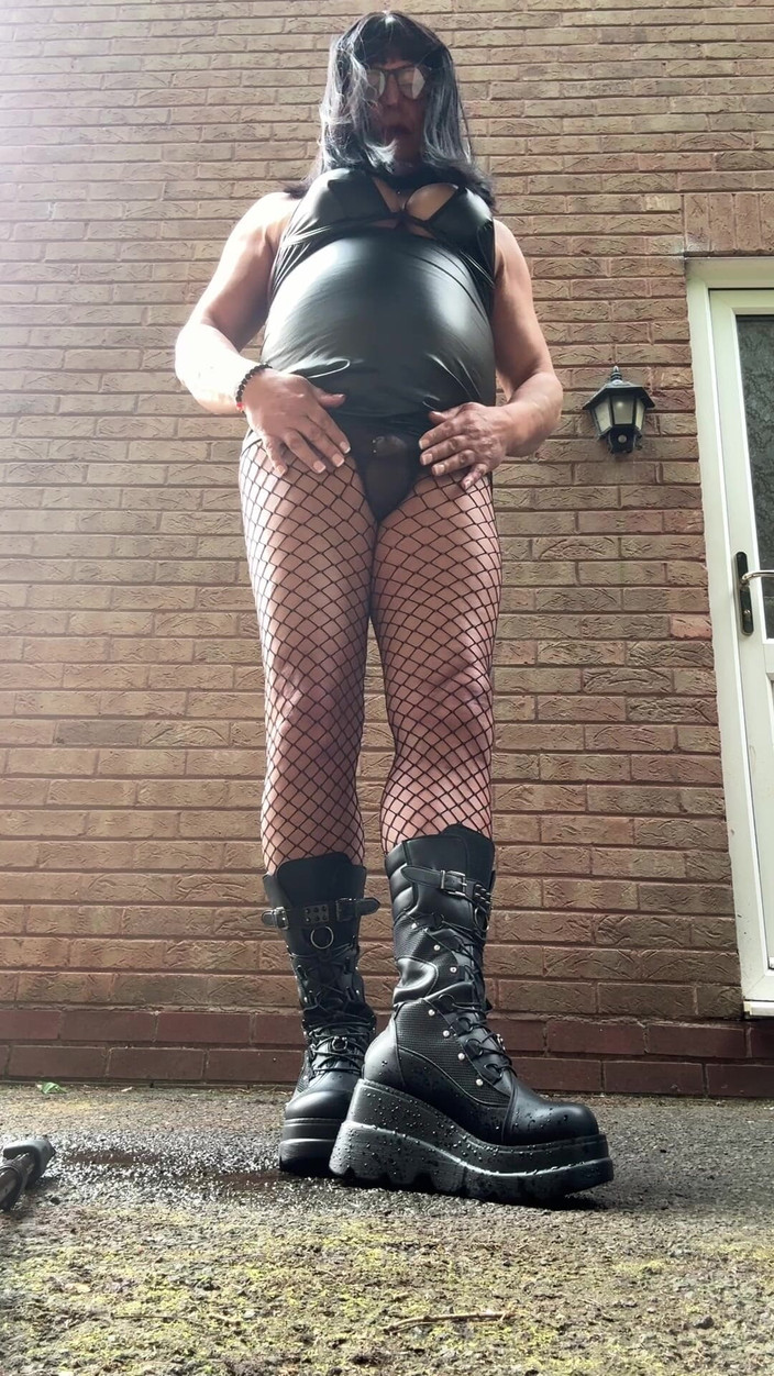 Kellycd2022: Crossdresser seksi Kellycd2022 Emo Style Dalam Black Pvc Fishnets Pantyhose...