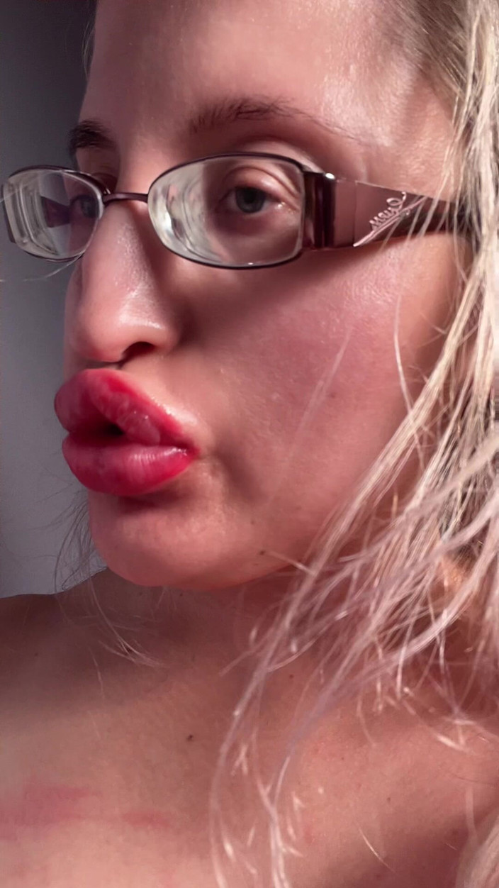 FinDom Goaldigger: Lipglos lipgloss nyepong dildo tebal eyeglsses