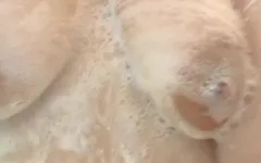 Benimle duşta döl oyunu! İyi bir yıkanma bebeğime ihtiyacım var! Çok kirliyim...