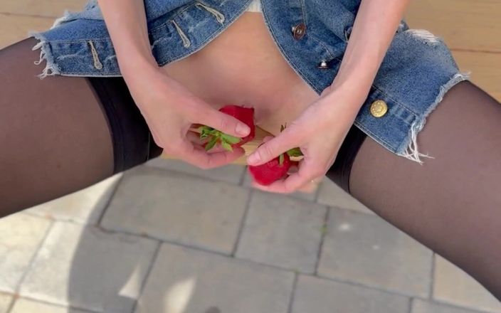 Sonya Pretty: Khỏa thân đi bộ