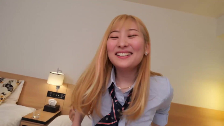 Strix: Una chica en uniforme escolar con pezones extrañamente formados es...