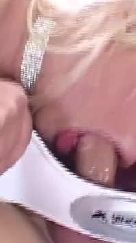Holly Wellin est une fille qui adore se faire défoncer son gros cul par un mec