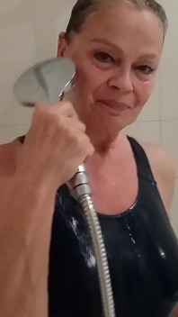 Nonna Con Un Costume Da Bagno Attillato Sotto La Doccia!