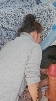 Tatianal, Dominatrix Podwójne pięści Jej uległy tyłek i wkłada dildo o średnicy 11 cm do niego.