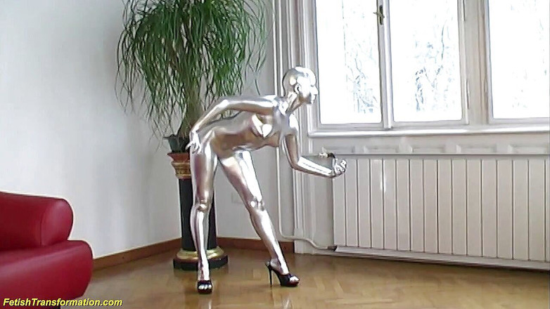 Fetish Islands: 실버 메탈릭 페인트 대머리 머리 동상 마네킹 포즈