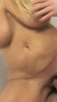 Las grandes tetas de la madrastra seducen al hijastro que está muy cachondo