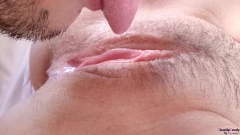 Clitoris jarak dekat! Jilat memek basah yang belum dicukur