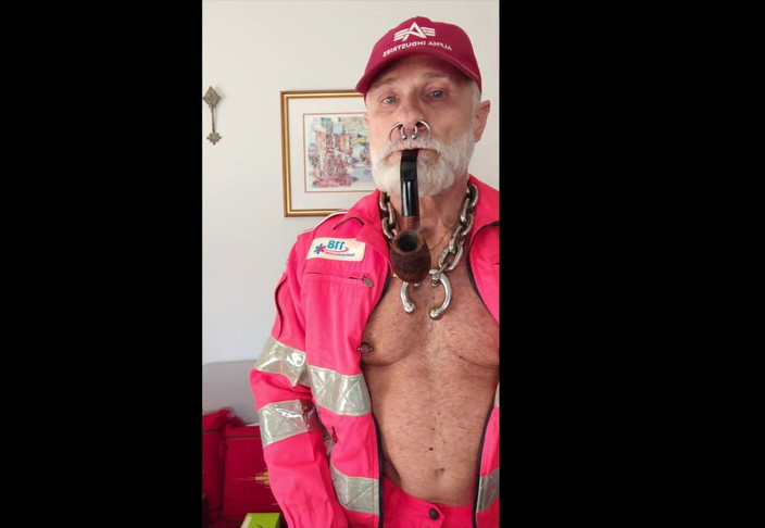 MusclesCigarsFFPig: Padrastro fumando su pipa en Hola Viz Gear