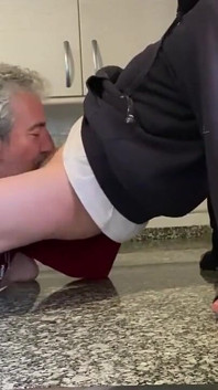 Mâncând pizda cu orgasm în bucătărie