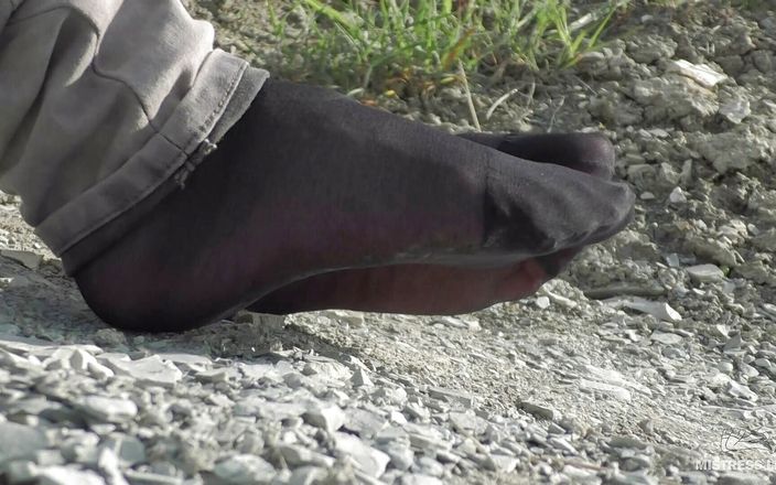 Mistress Legs: Jeansfötter i svarta nylonstrumpbyxor på stranden