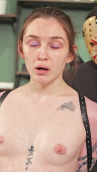 Stacy - Escrava em topless em amarras de couro apertadas com grande e gancho de nariz
