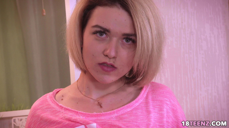 Venus Media - Teens: Блондинка вперше трахає себе в дупу секс-іграшкою