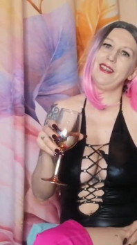 Senhora Angela Dominatrix deusa cuspindo em um glas e depois derramando