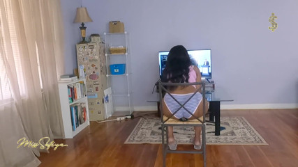Miss-Safiya: 被巨大的臭屁股挤压 2